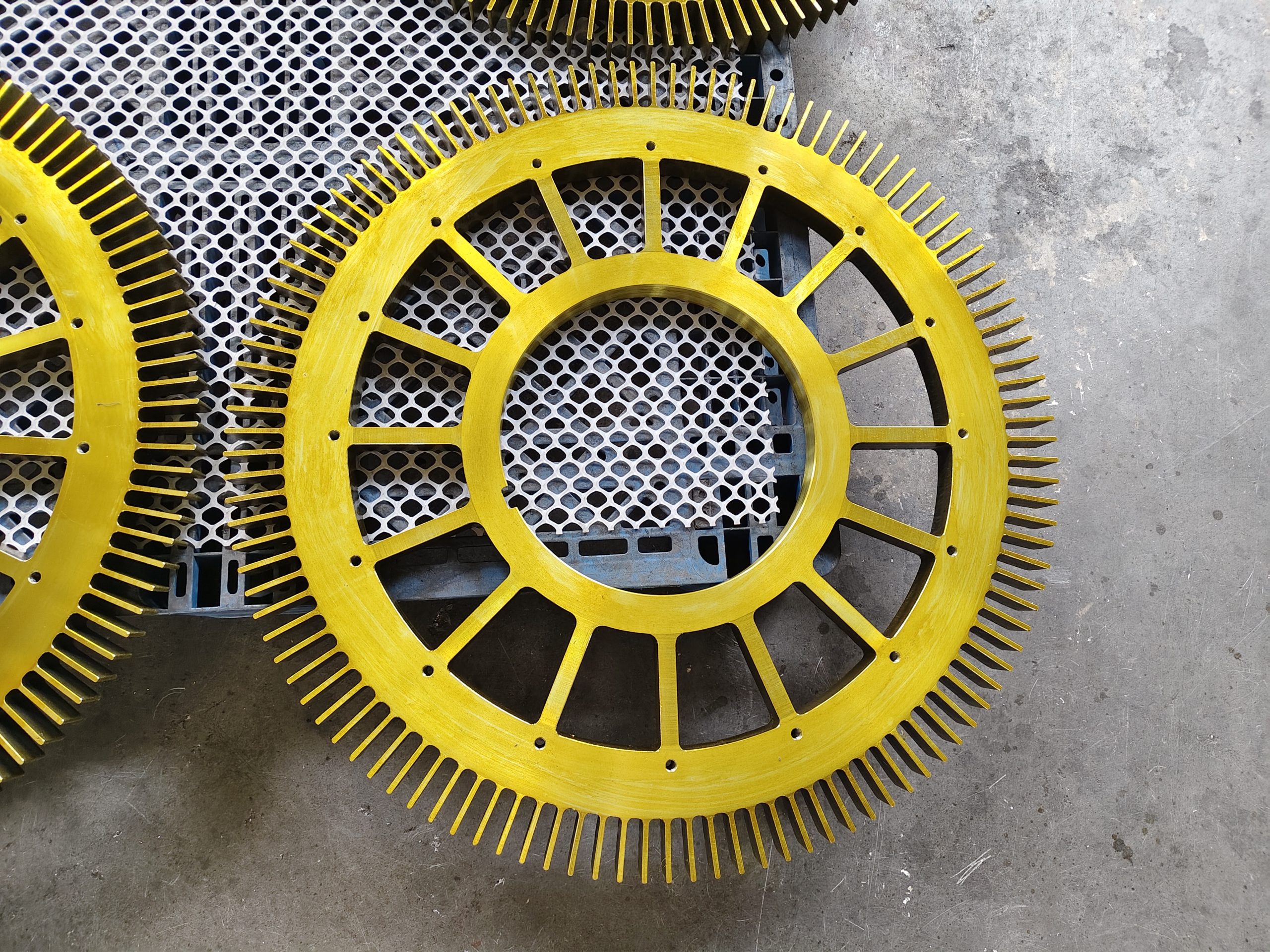 В настоящее время тщательно обрабатывается партия деталей двигателя -шина ротора