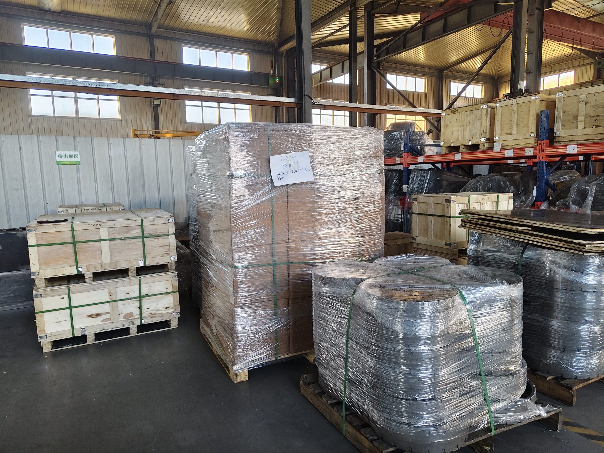 Различные детали водяных насосов упаковываются в деревянные ящики и поддоны