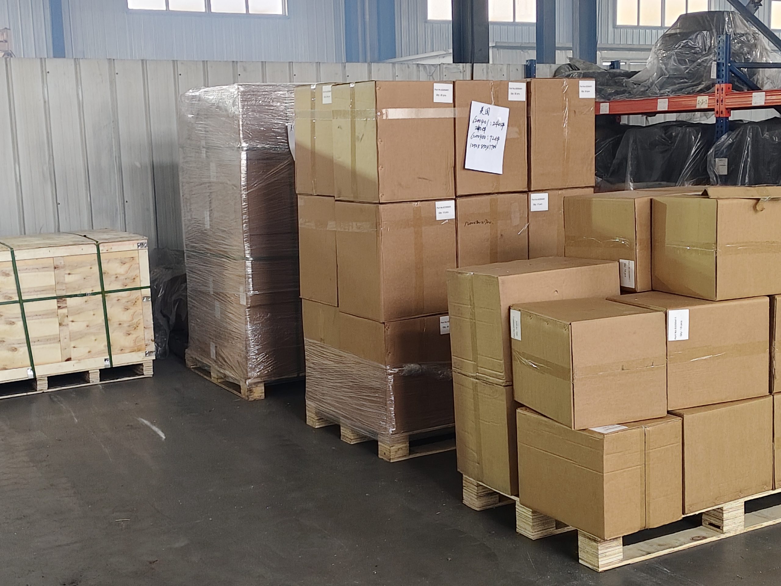 Прецизионная упаковка партии автозапчастей, которая вот-вот отправится на экспорт