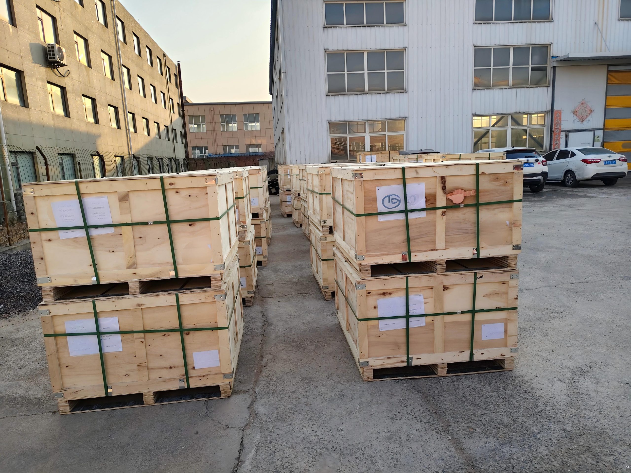 Упакуйте партию деталей клапанов и отправьте их в Южную Африку