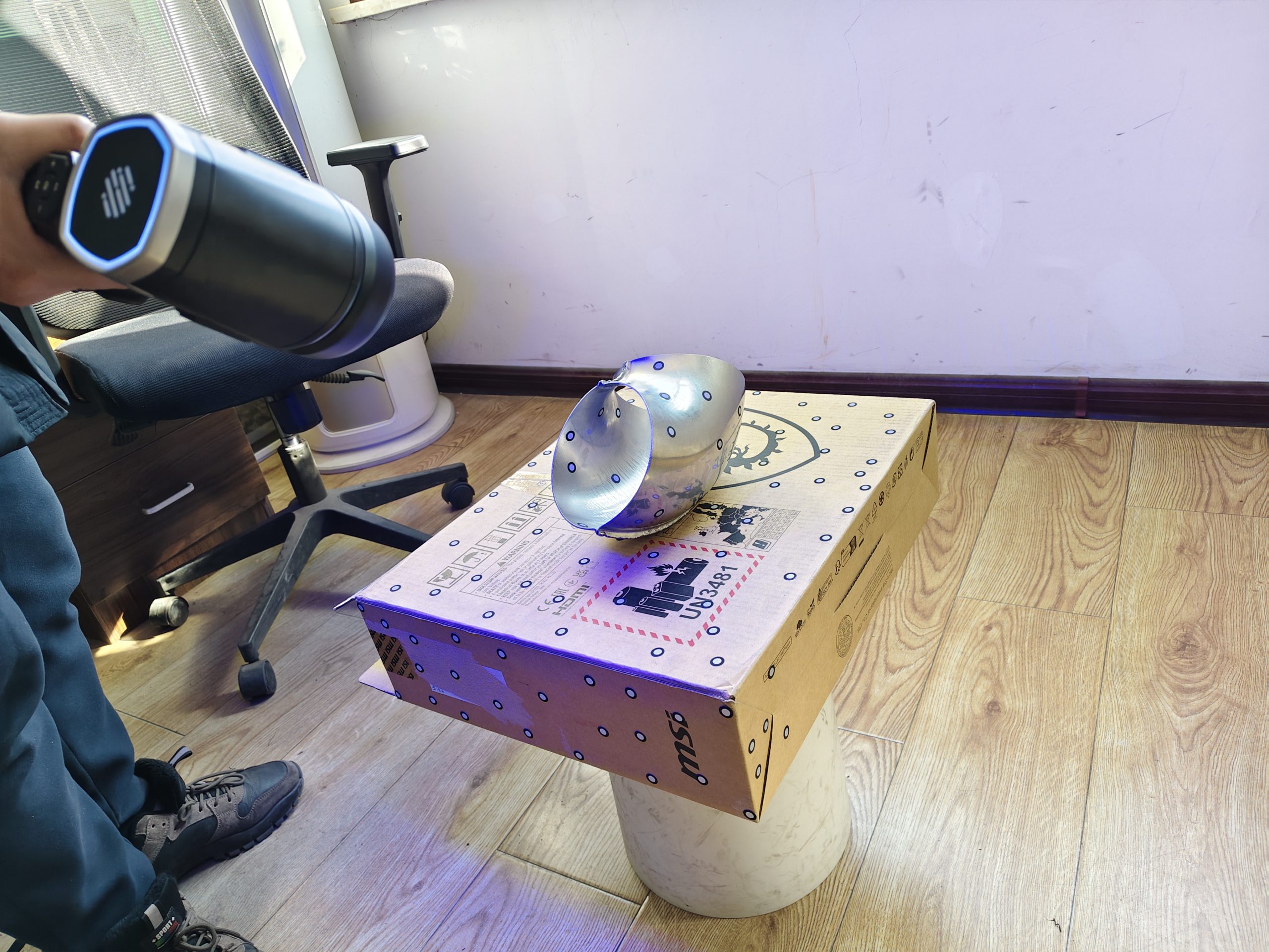 Наш персонал по контролю качества сканирует и проверяет партию готовых деталей