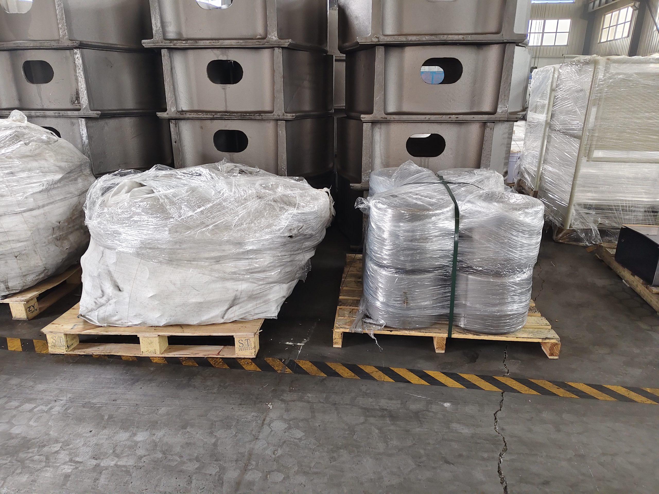 Мы используем поддоны для упаковки партии металлических автозапчастей