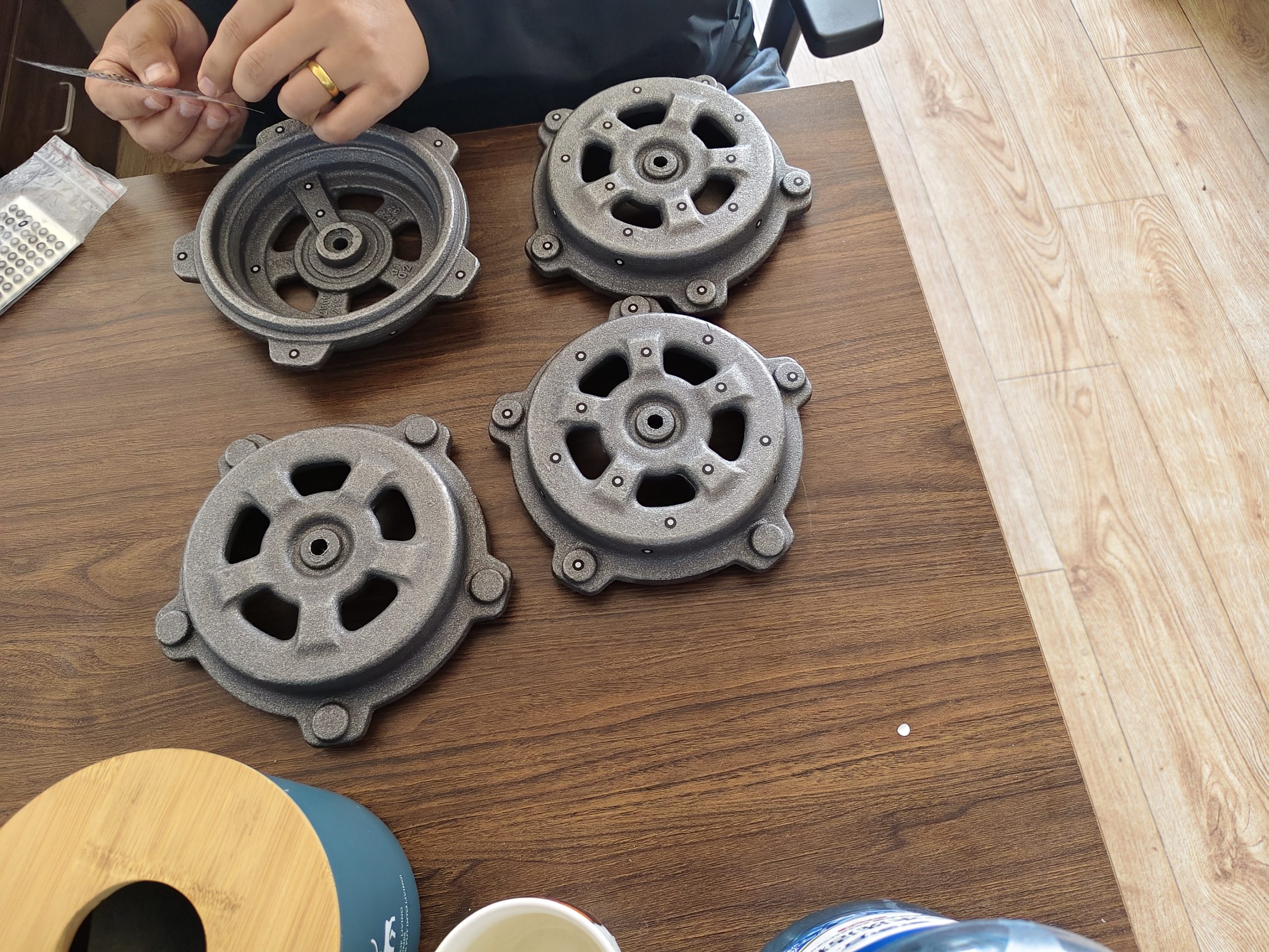 Сотрудники маркируют центр сельскохозяйственной техники, чтобы облегчить сканирование и инспекцию