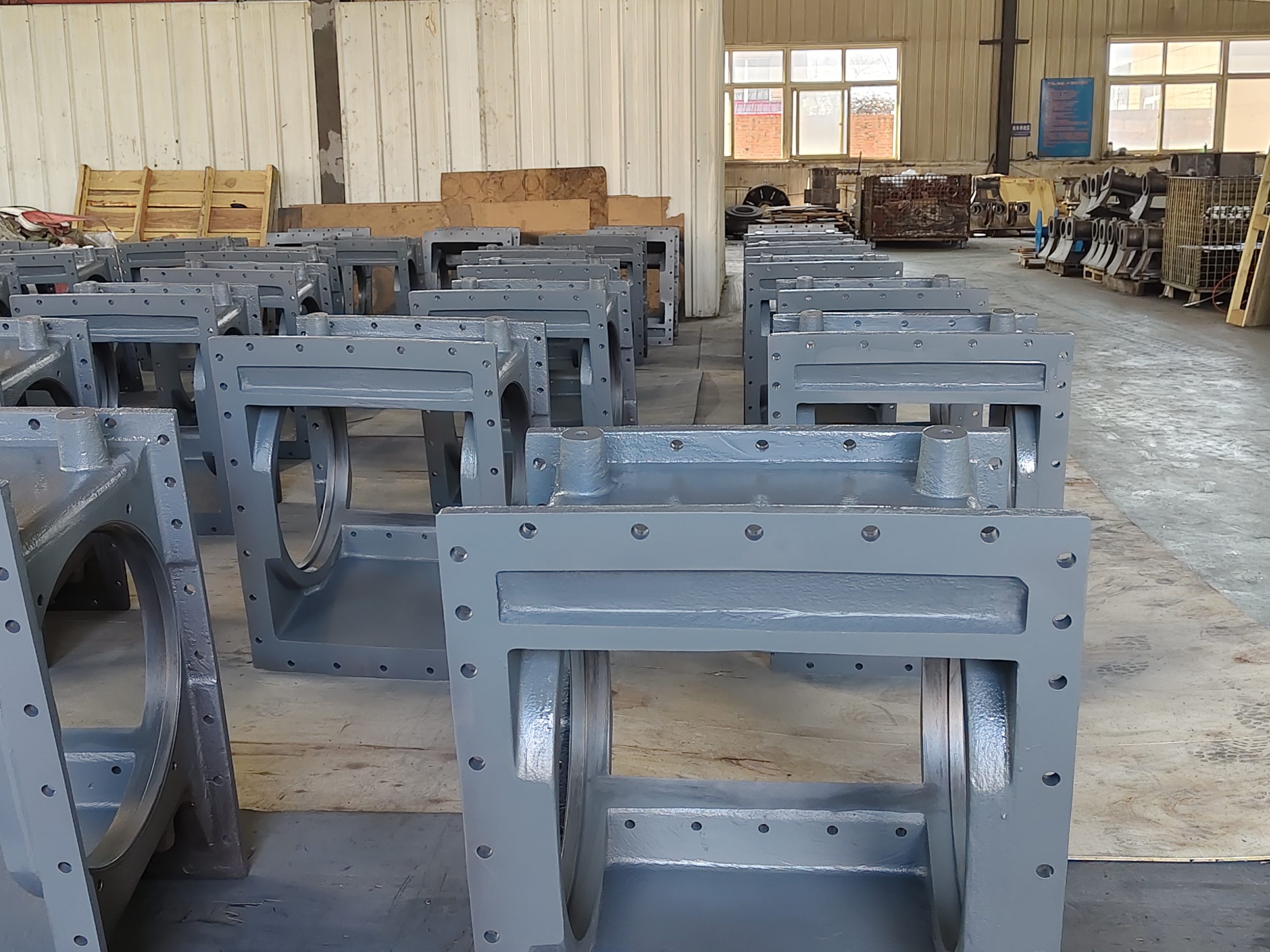 Обработанные квадратные коробки, изготовленные по индивидуальному заказу в соответствии с чертежами заказчика, аккуратно расставлены