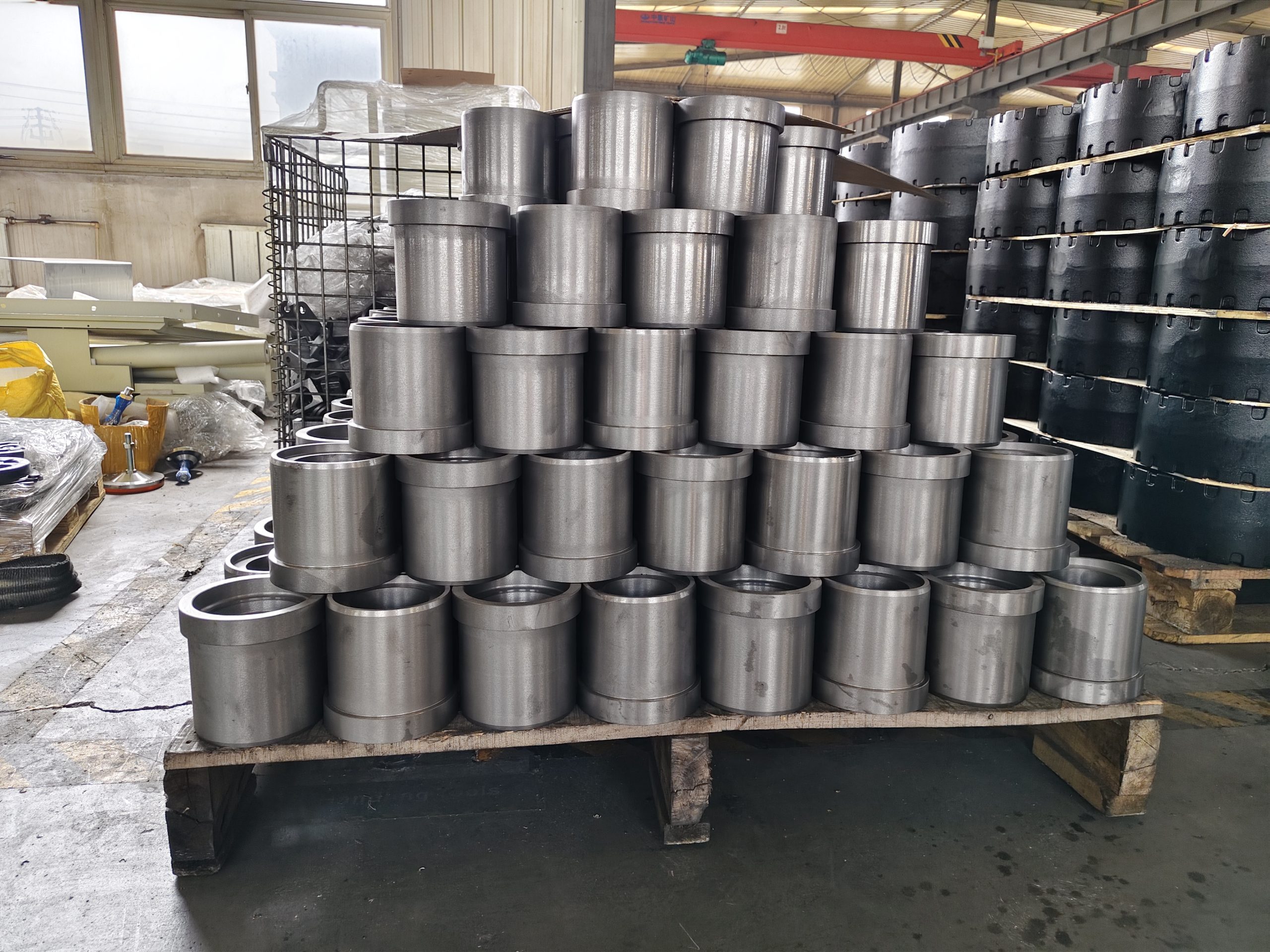 Партия готовых металлических деталей аккуратно укладывается на землю обрабатывающего цеха