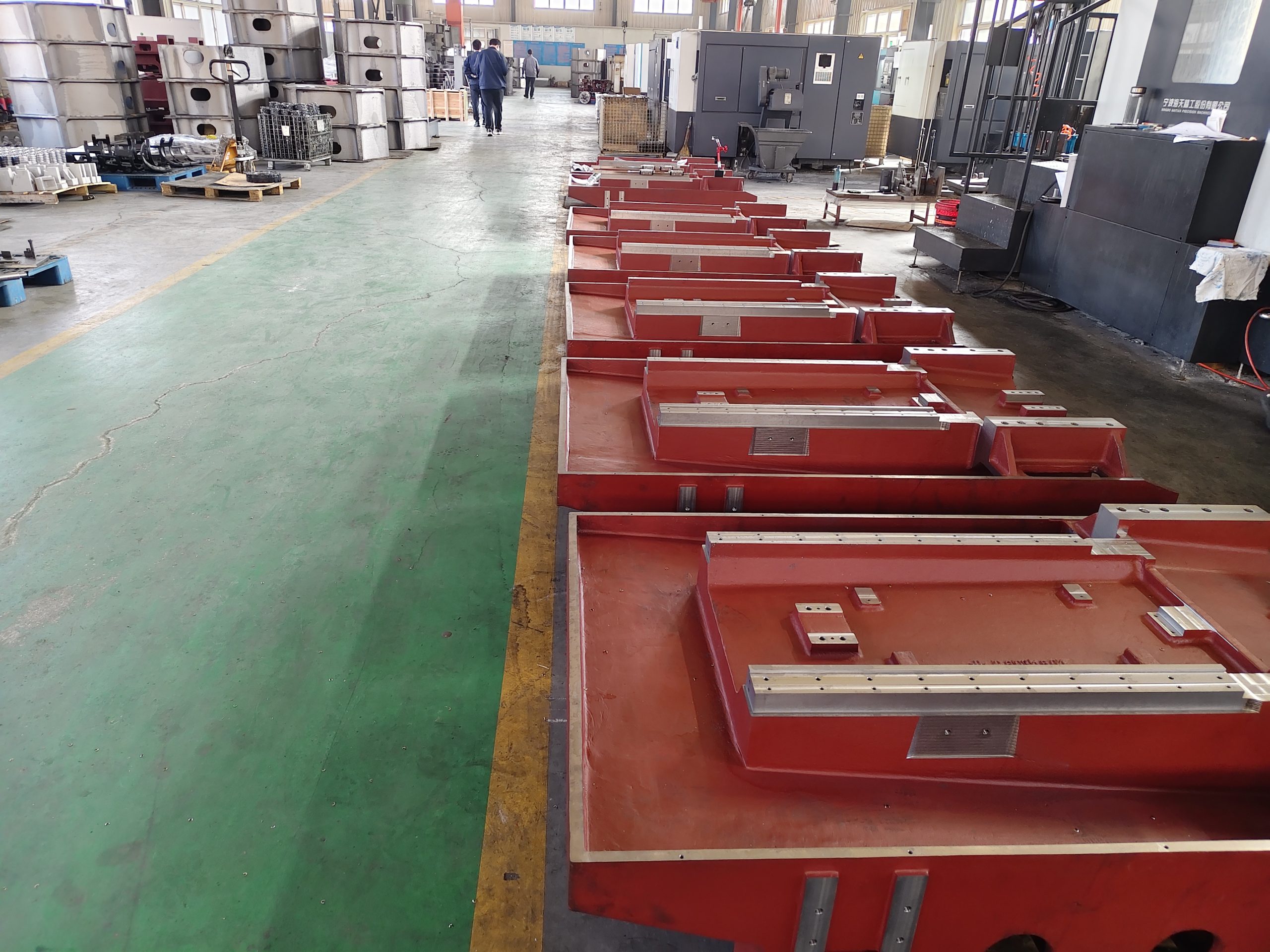 В цехе аккуратно размещена партия изготовленных по индивидуальному заказу базовых деталей станка