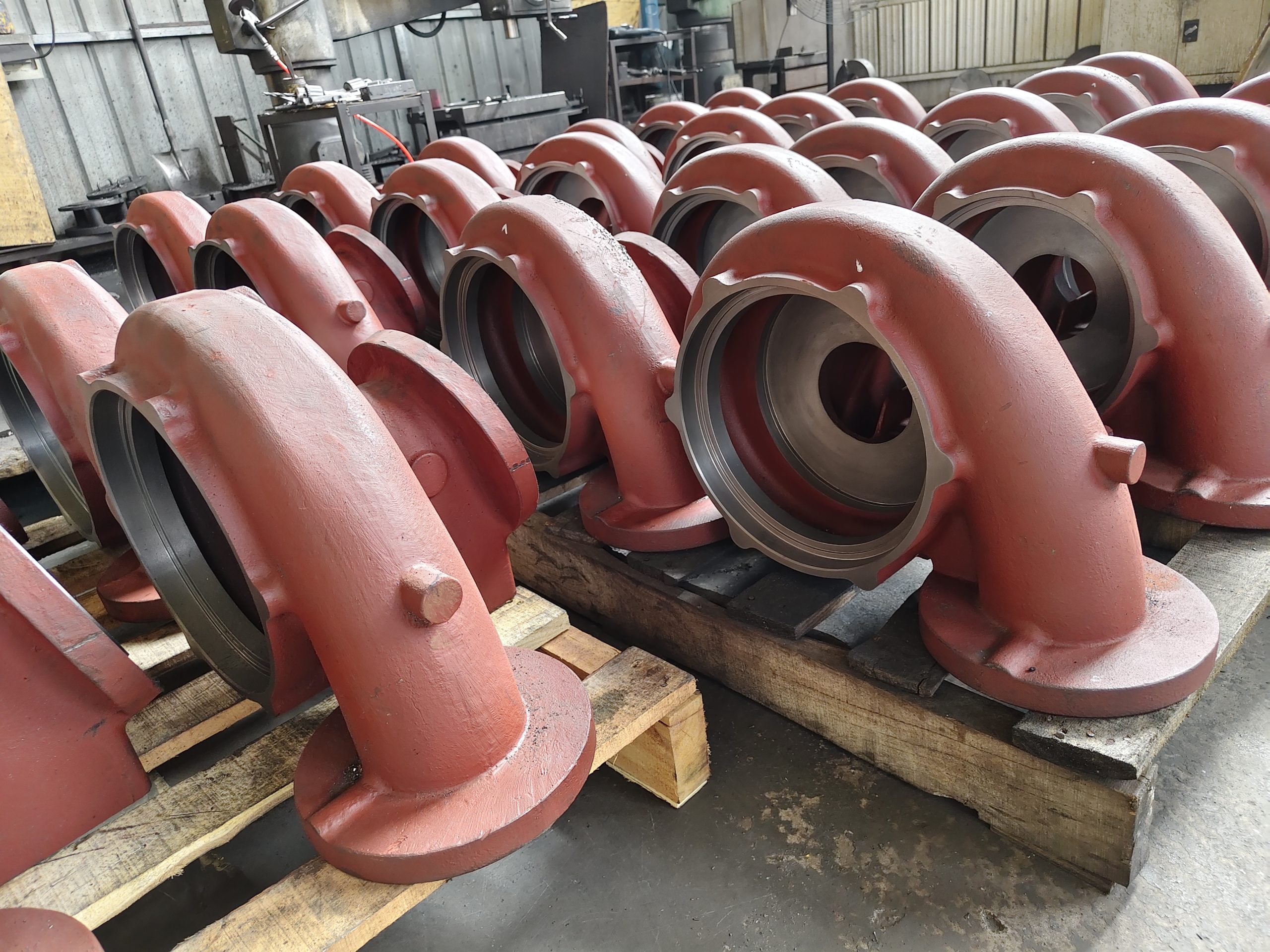 Изготовленные по индивидуальному заказу детали водяного насоса из чугуна – корпус насоса находится в стадии производства