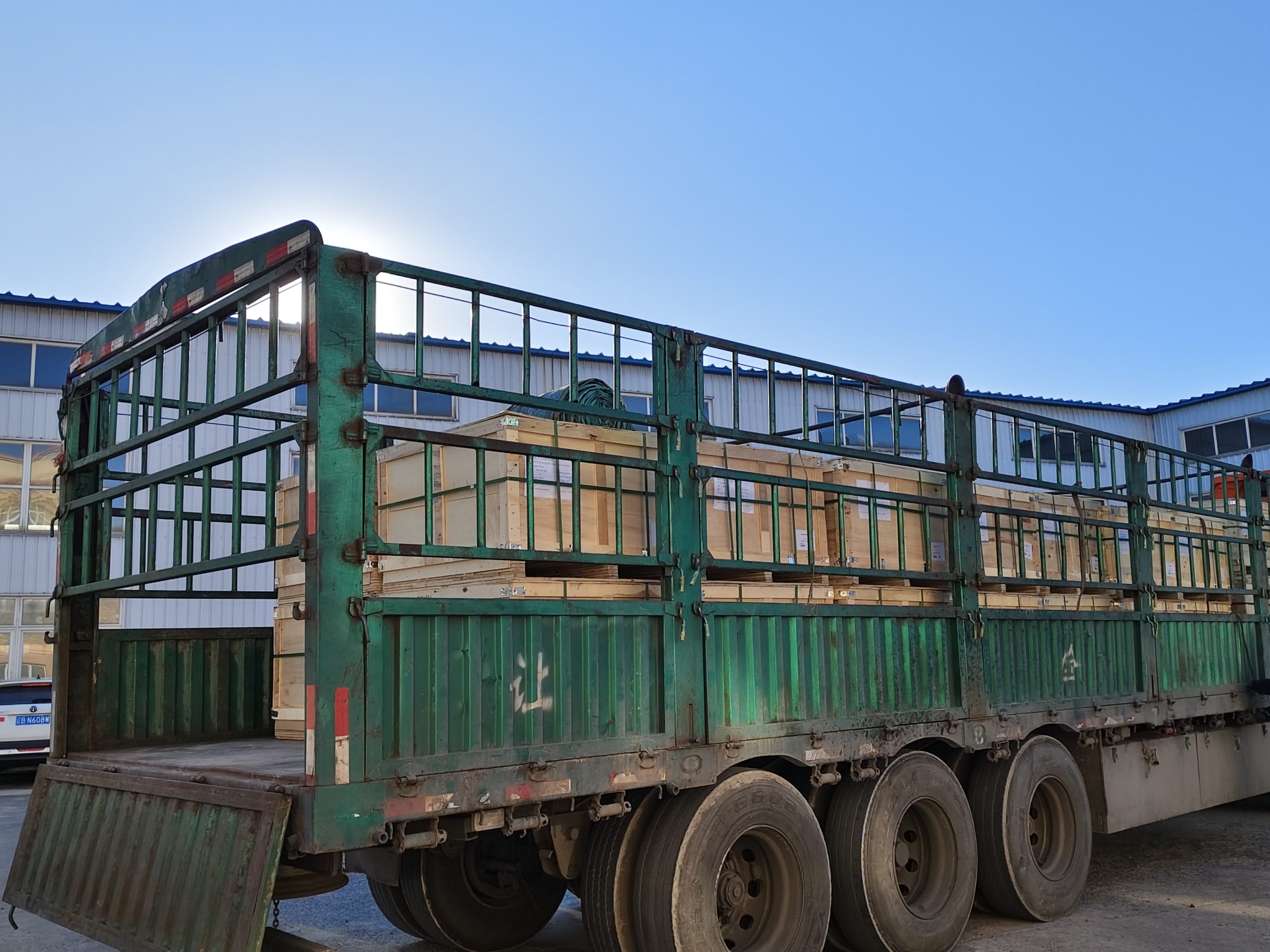 Загрузите партию автозапчастей в порт для отправки