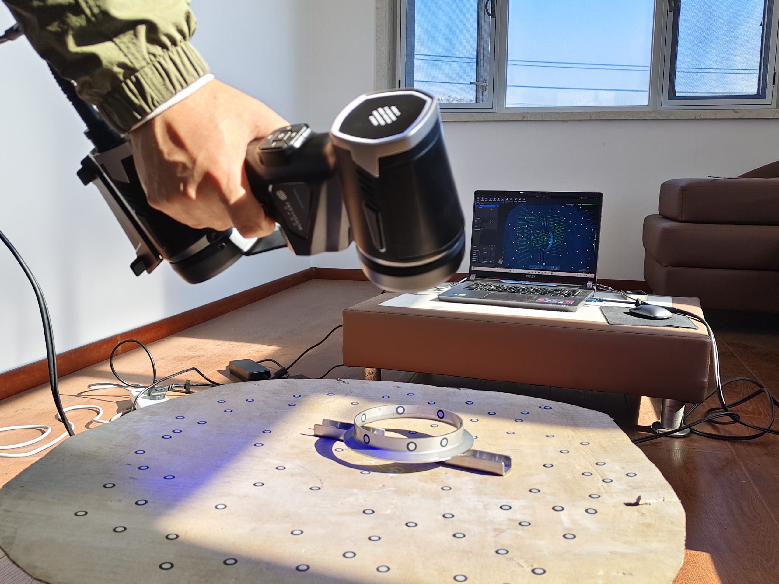 Наши специалисты по контролю качества проводят прецизионные испытания партии соединительных колец нашей компании