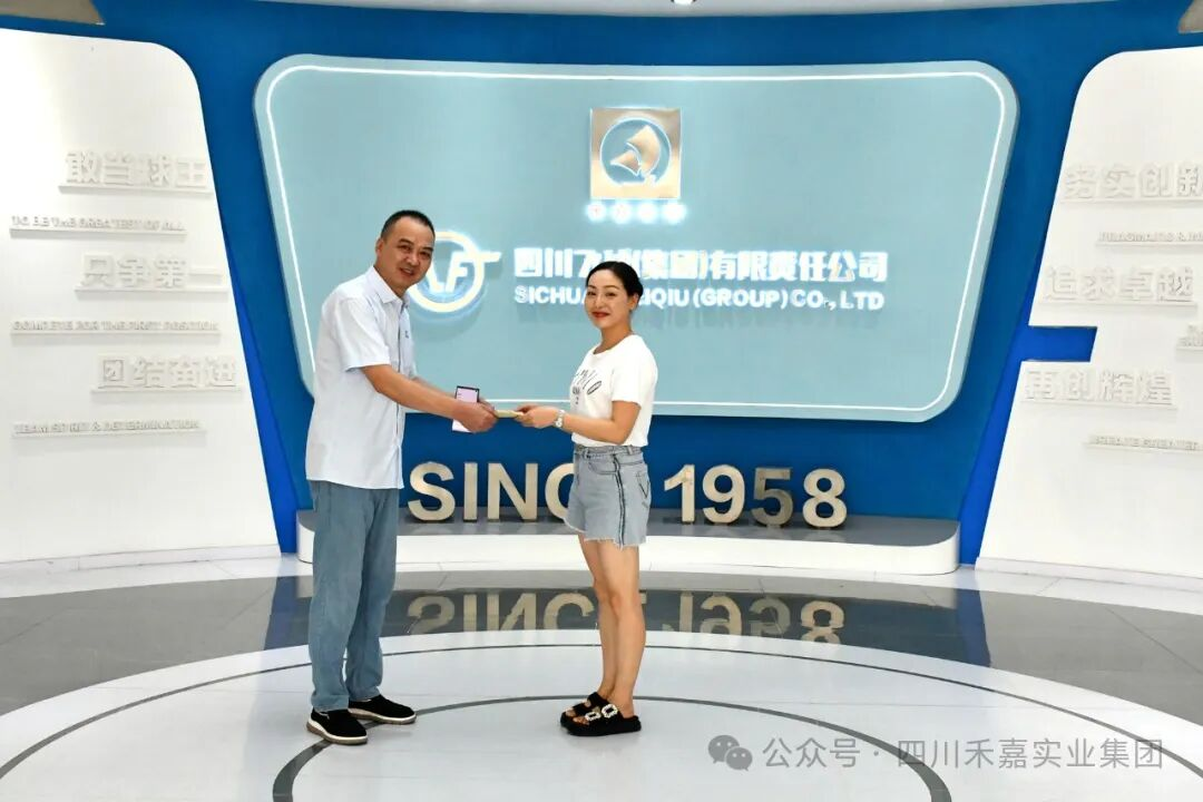 Фото | Г-н Яо вручает премии победителям