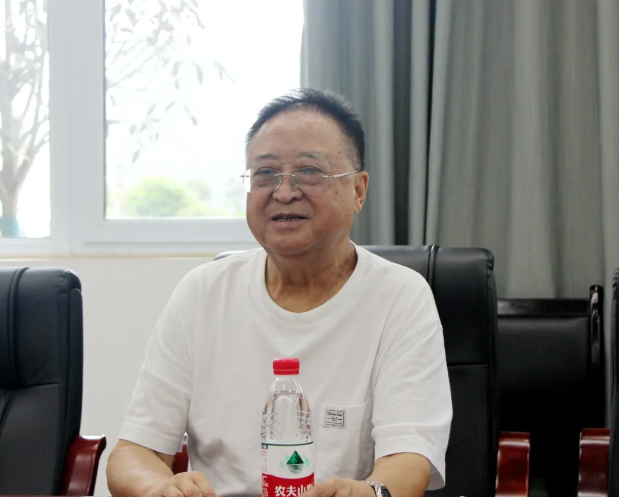 На фото | Выступление председателя совета директоров Hejia Group Ся Чаоцзя