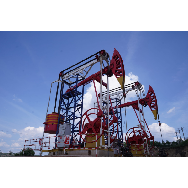 Каков принцип работы станка качалки в нефтедобыче?