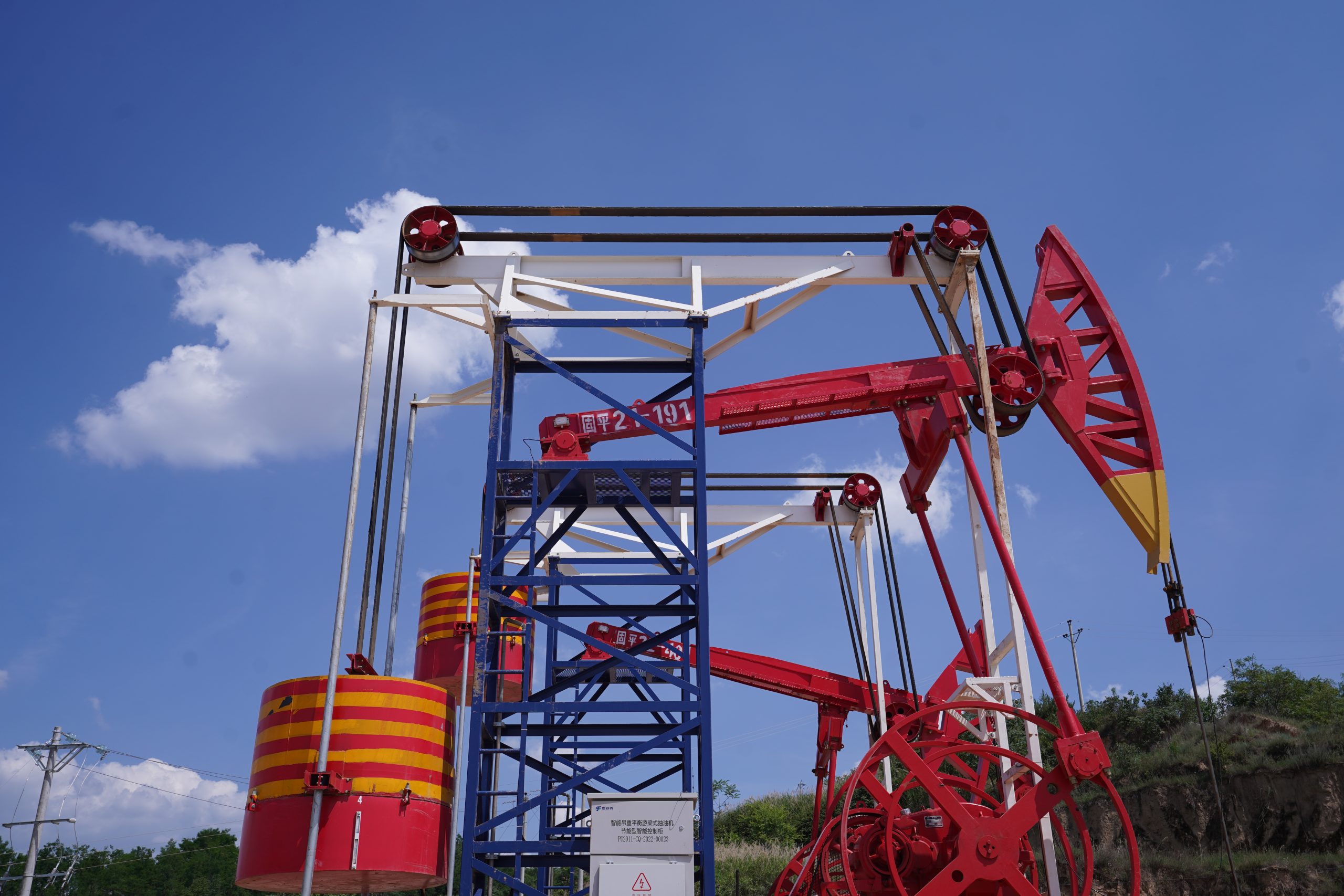 Каково назначение станка качалки в нефтедобыче?