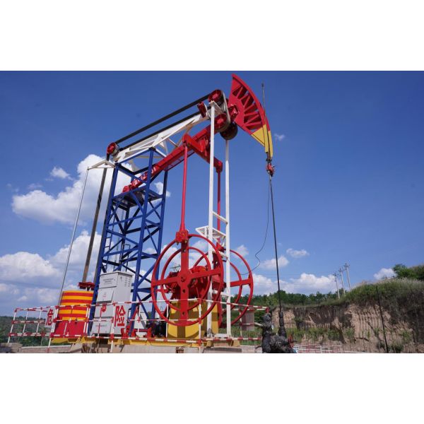 Новые интеллектуальные установки для добычи нефти отправлены на нефтяное месторождение Чанцин, что знаменует начало новой эры высокоэффективной и энергосберегающей добычи нефти.