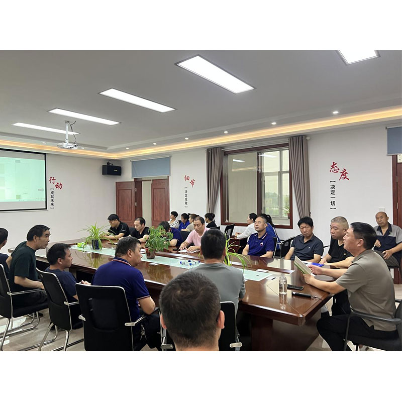 Руководство компании провело совещание по технике безопасности на производстве.