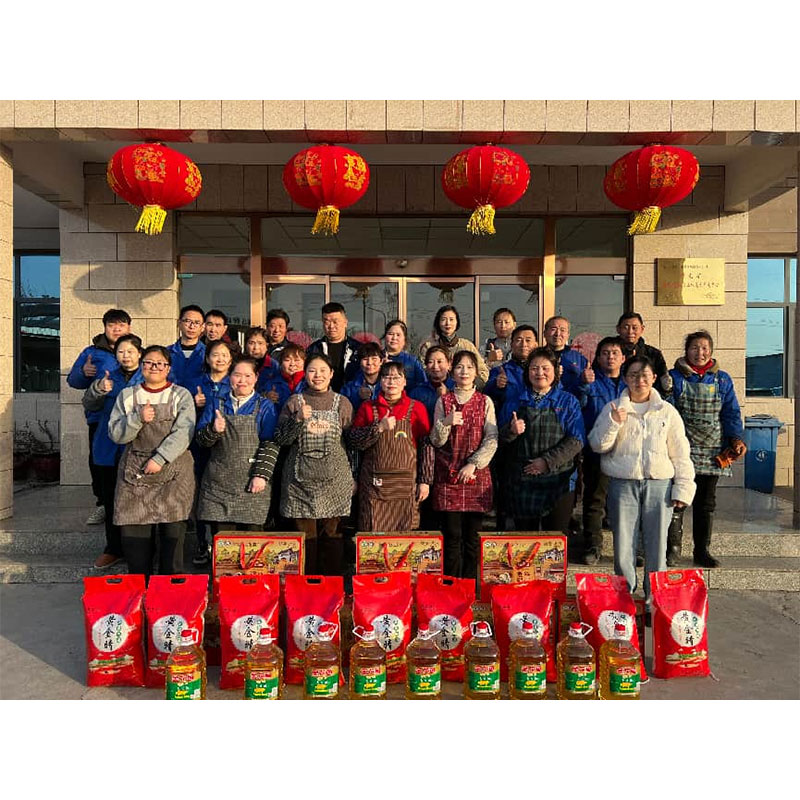 На церемонии награждения выдающихся сотрудников мы желаем им дальнейших успехов и еще больших достижений.