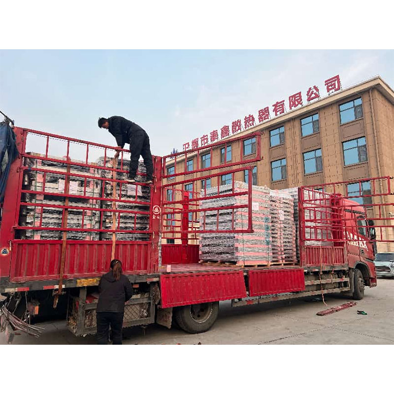 После праздника Весны завод возобновил нормальную работу, и в цехе царила оживленная атмосфера.