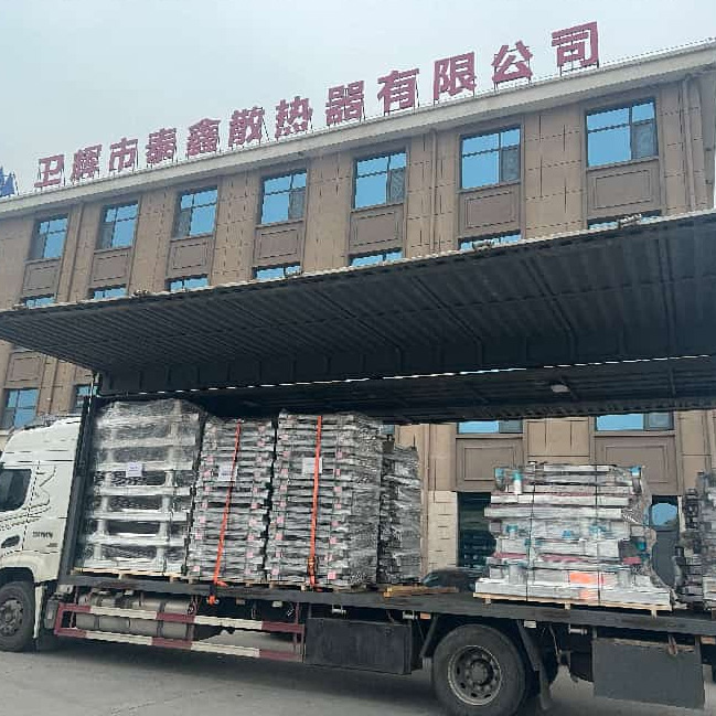 Отправка полных грузовиков с водонапорными баками, изготовленными на заказ