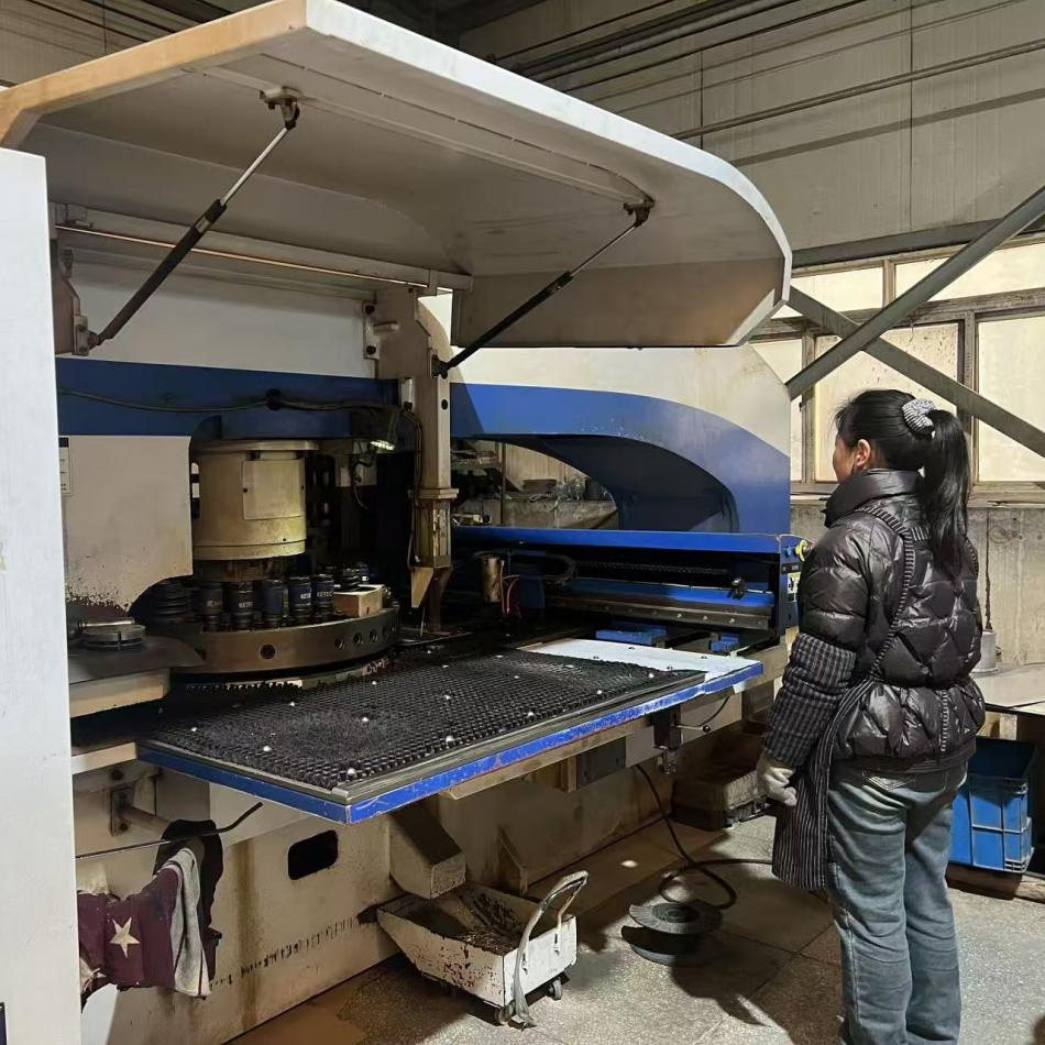 Сотрудники цеха усердно работают над выполнением заказов.