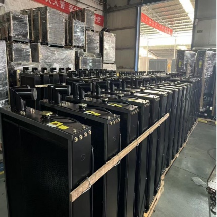 Хубэйская компания по производству сельскохозяйственной техники изготавливает на заказ радиаторы для водяных баков.