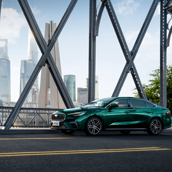 Emgrand пятого поколения, с его роскошным дизайном и красотой, вдохновлённой горами, вновь устанавливает новые стандарты эстетики китайских седанов.