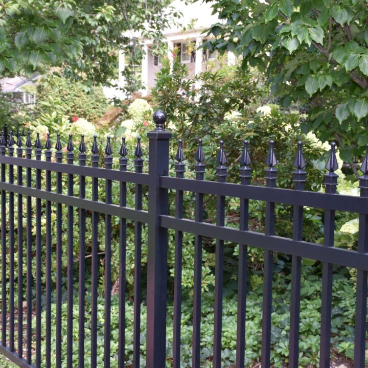 Как выбирать поставщика забора из профнастила?
