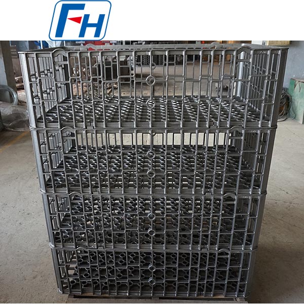 Загрузочные корзины для печей с непрерывной сетчатой ​​лентой. Сетчатая структура обеспечивает быстрое погружение заготовок в среду