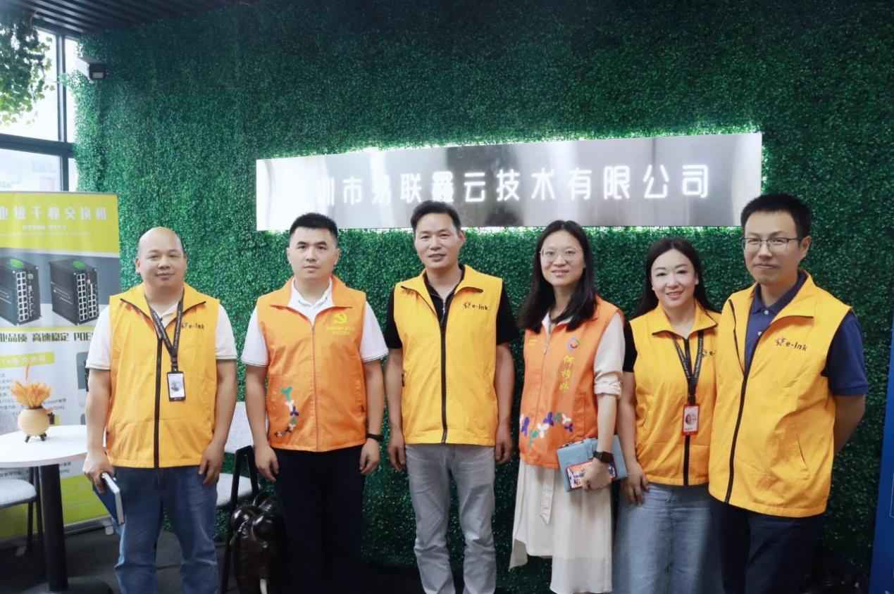 30 мая 2025 года заместитель секретаря партийного комитета сообщества Дафу Хо Мутин, член Чэнь Хао и комиссар Сюн Фэн и его окружение посетили наш отдел для расследования. Генеральный директор компании Го Цзяньцзюнь, старший эксперт - консультант д - р Гу Цзе и другие управленческие команды тепло приняли, обе стороны провели углубленные обмены по таким вопросам, как развитие предприятий, сотрудничество между правительством и предприятиями, а также осмотрели производственную линию на месте, чтобы совместно наметить новую картину промышленного развития.