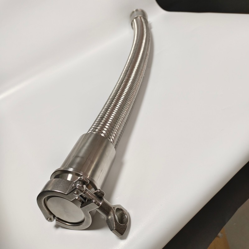 Быстроразъемное соединение с зажимами и складками, сборка из антистатической гофрированной плетеной трубки с тефлоновым покрытием