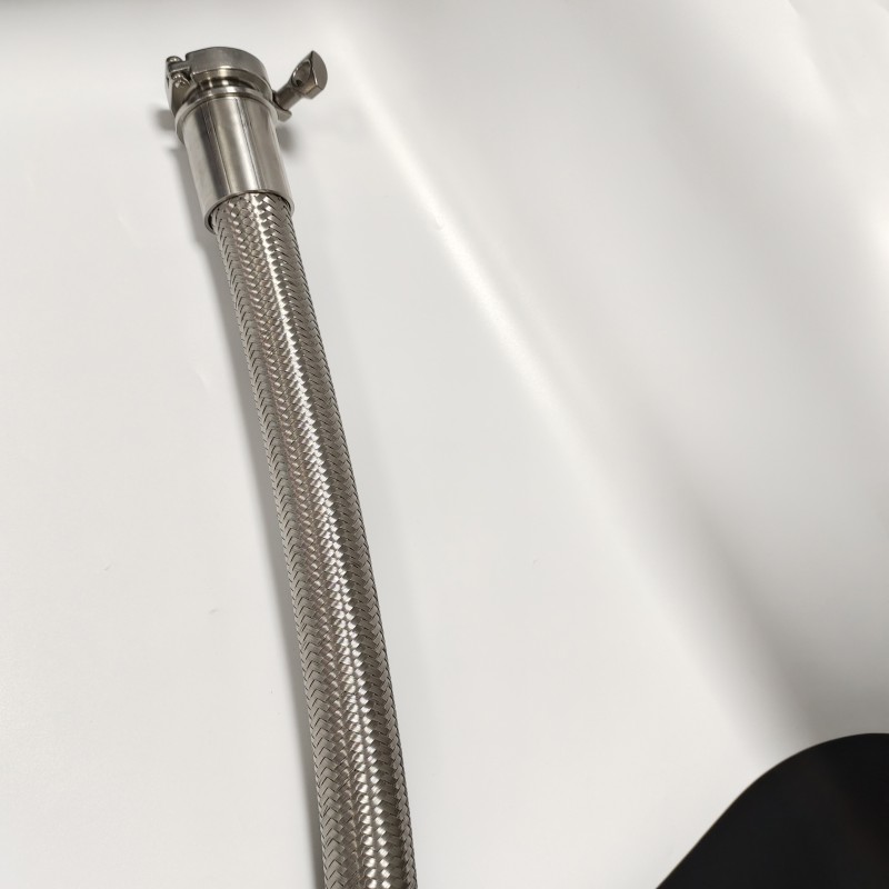 Быстроразъемное соединение с зажимами и складками, сборка из антистатической гофрированной плетеной трубки с тефлоновым покрытием