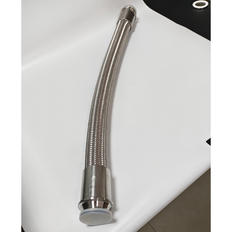 Быстроразъемное соединение с зажимами и складками, сборка из антистатической гофрированной плетеной трубки с тефлоновым покрытием