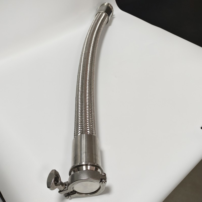 Быстроразъемное соединение с зажимами и складками, сборка из антистатической гофрированной плетеной трубки с тефлоновым покрытием