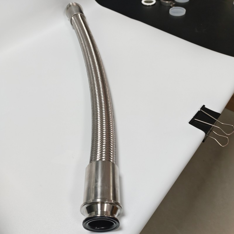 Быстроразъемное соединение с зажимами и складками, сборка из антистатической гофрированной плетеной трубки с тефлоновым покрытием