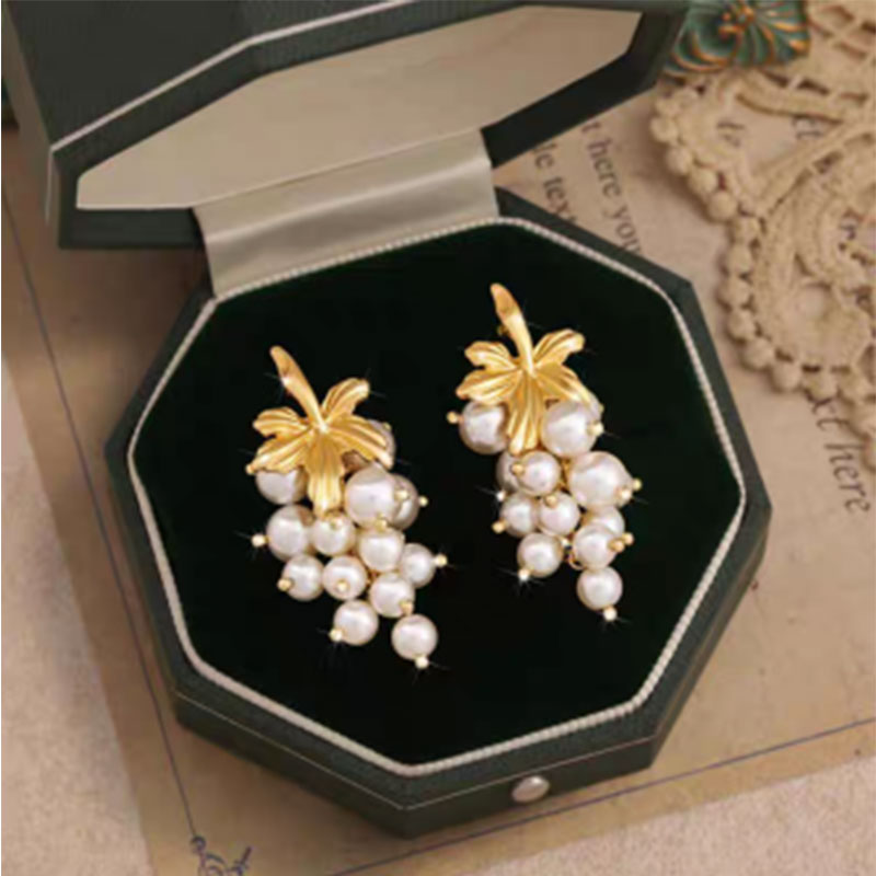 Серия сережек “Grape Light Dream” производит потрясающее впечатление, открывая новую парадигму природной эстетики.