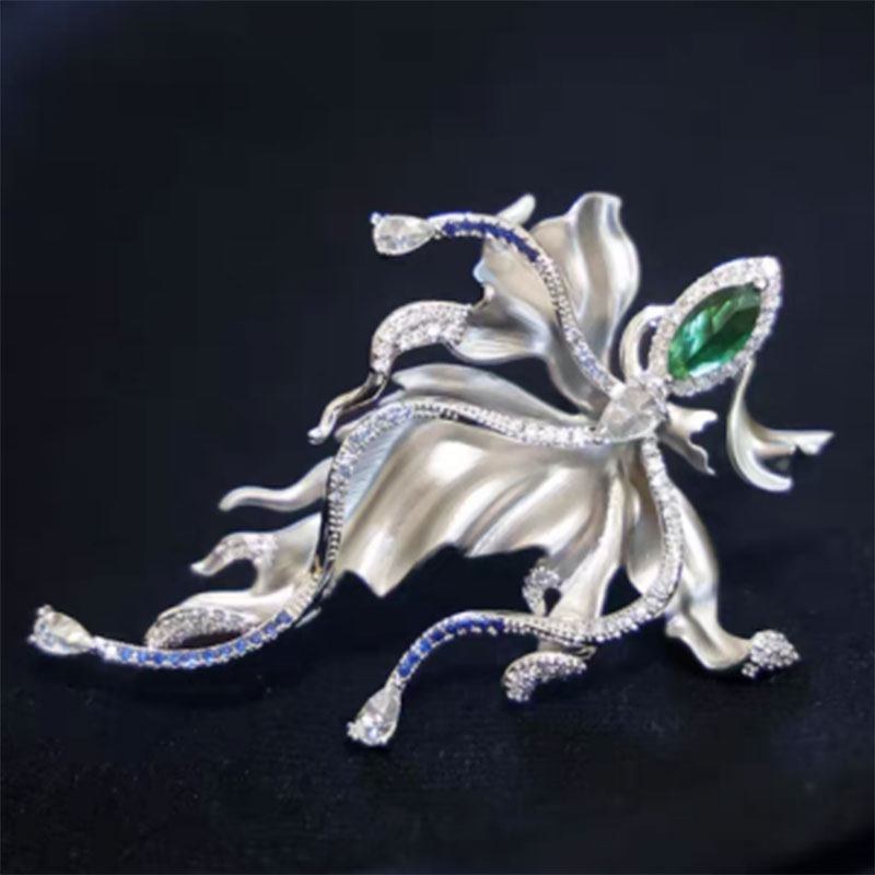 Брошь “Тень бабочки и подвеска в виде орхидеи” теперь доступна для покупки – это сочетание художественной и эстетической привлекательности.