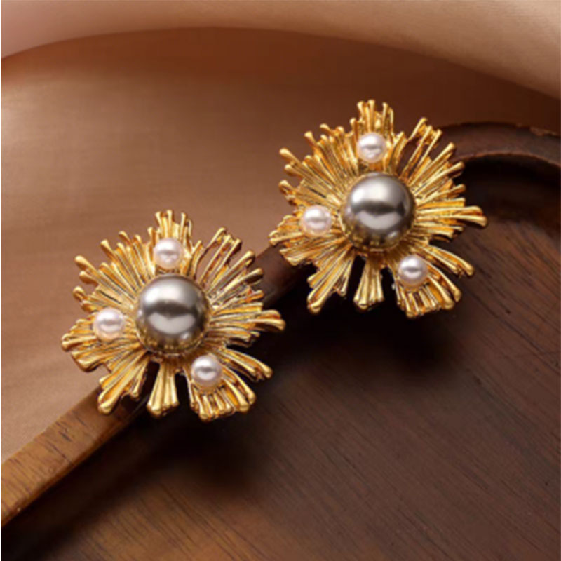 Серьги “Gilded Radiance” эффектно дебютируют, переосмысливая эстетику ретро-украшений в новом ключе.