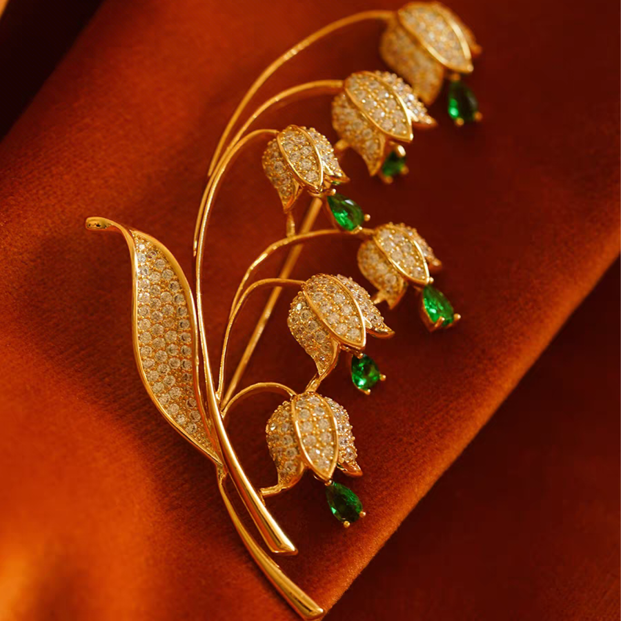 В продажу поступила новая брошь «Шепот ландыша», в которой поэтическая эстетика ювелирных украшений сочетается с природными мотивами.