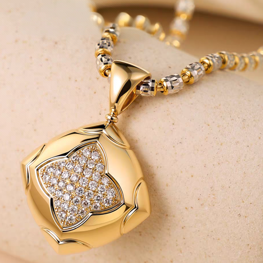 Серия подвесок “Четыре листа мечты” триумфально дебютирует, определяя эстетику доступных ювелирных изделий класса люкс.