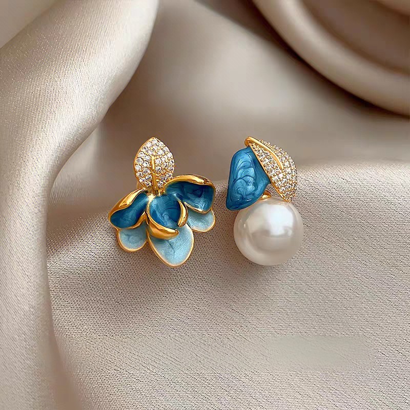 Новые любимые аксессуары сезона осень/зима 2025 Асимметричные серьги «Blues Floral » вызывают ажиотаж у покупателей, предпочитающих «соотношение цены и качества».