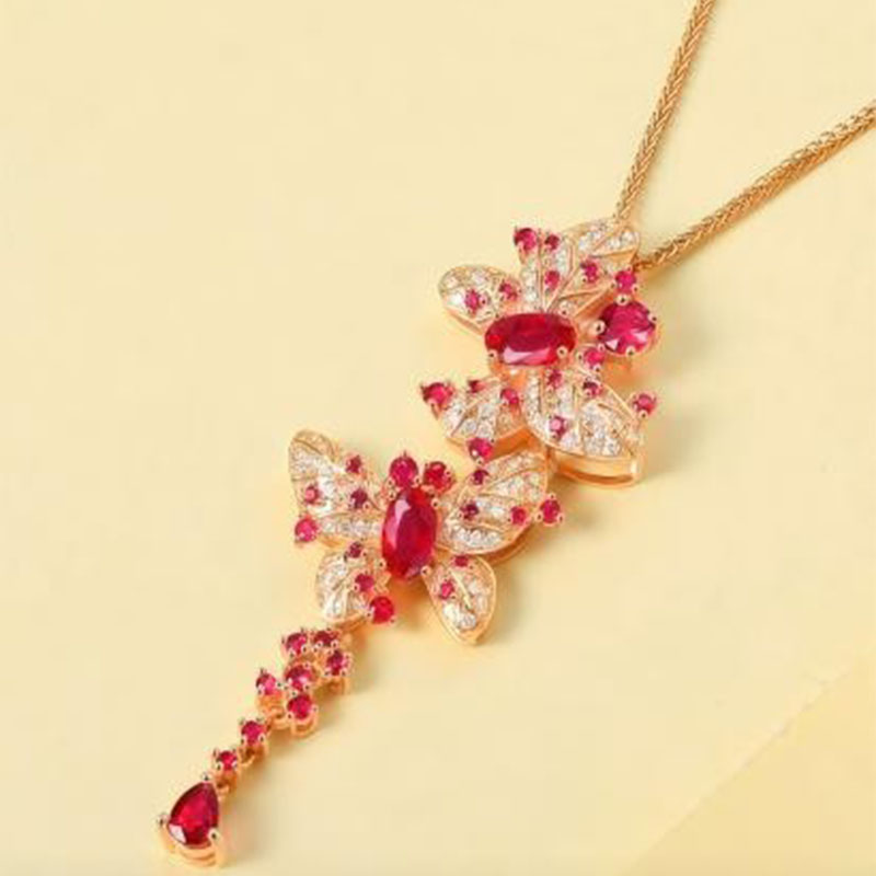 «Тени бабочек и струящийся све»Потрясающий дебют ожерелья: его динамичный дизайн задает новый тренд в романтических украшениях.