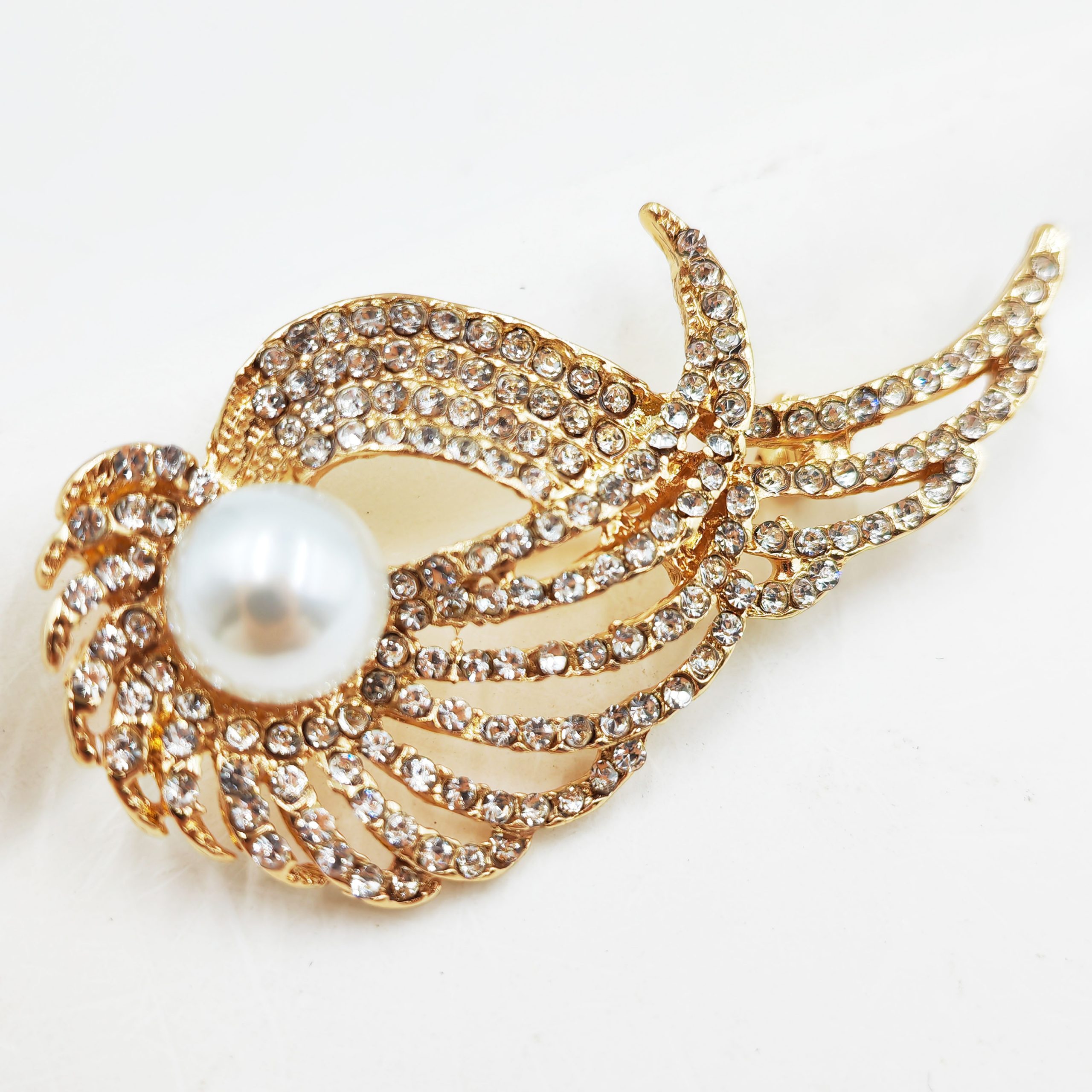 Брошь в виде пера