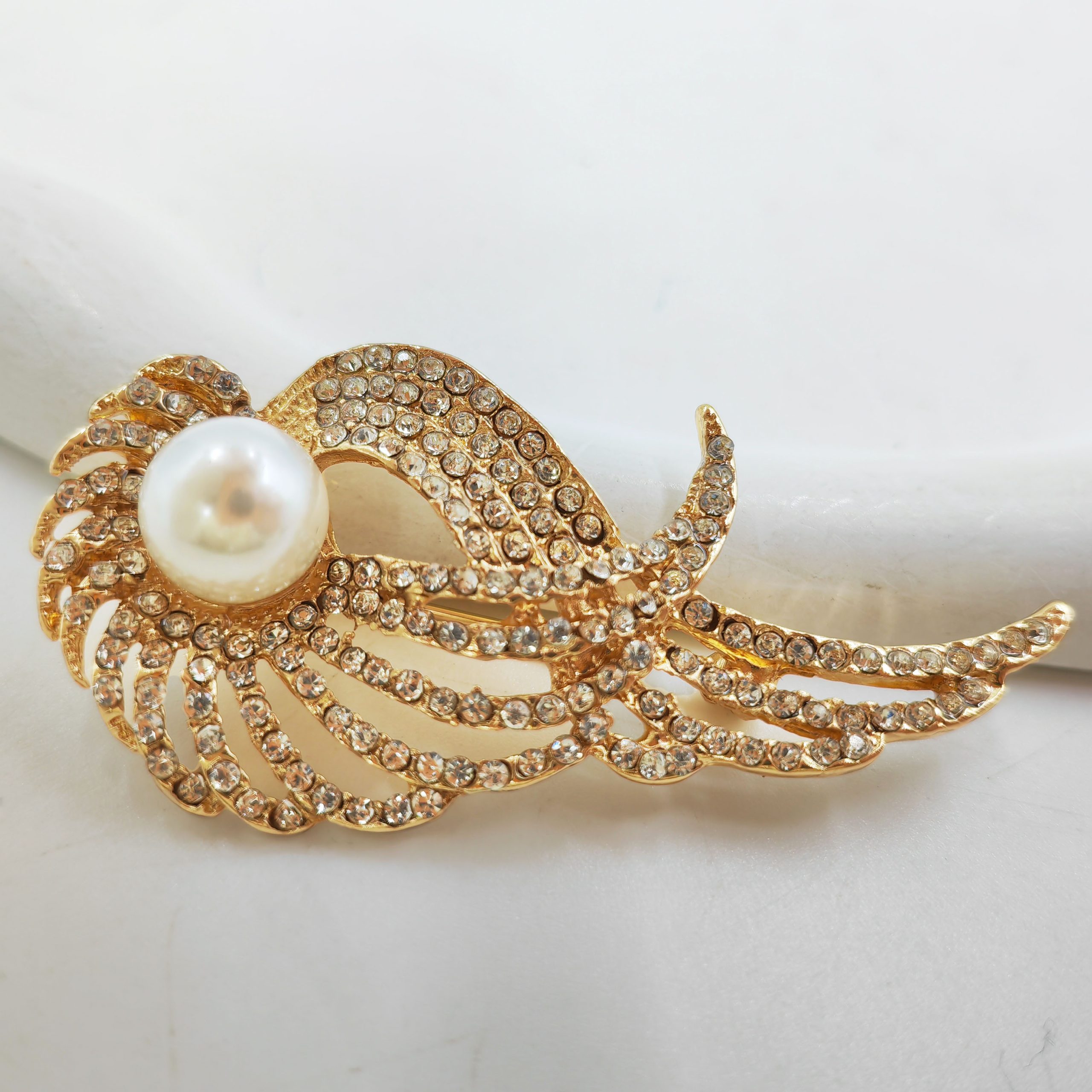 Брошь в виде пера