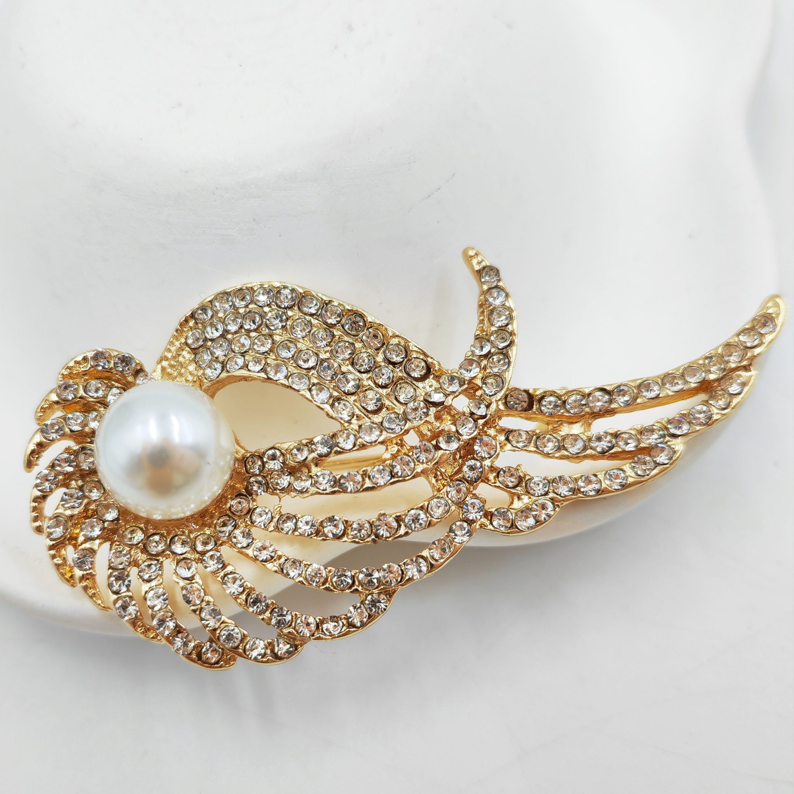 Брошь в виде пера