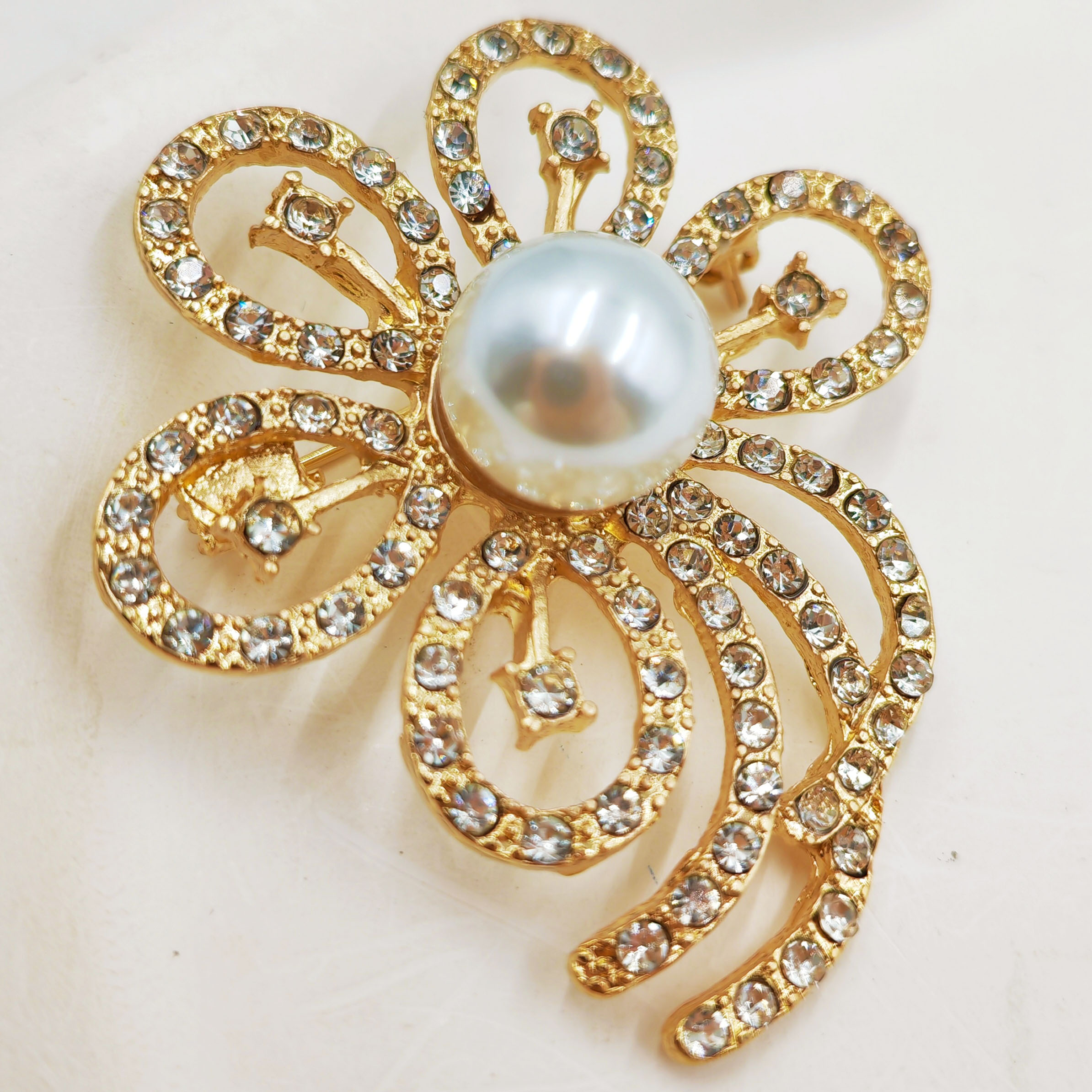 Брошь в полном расцвете