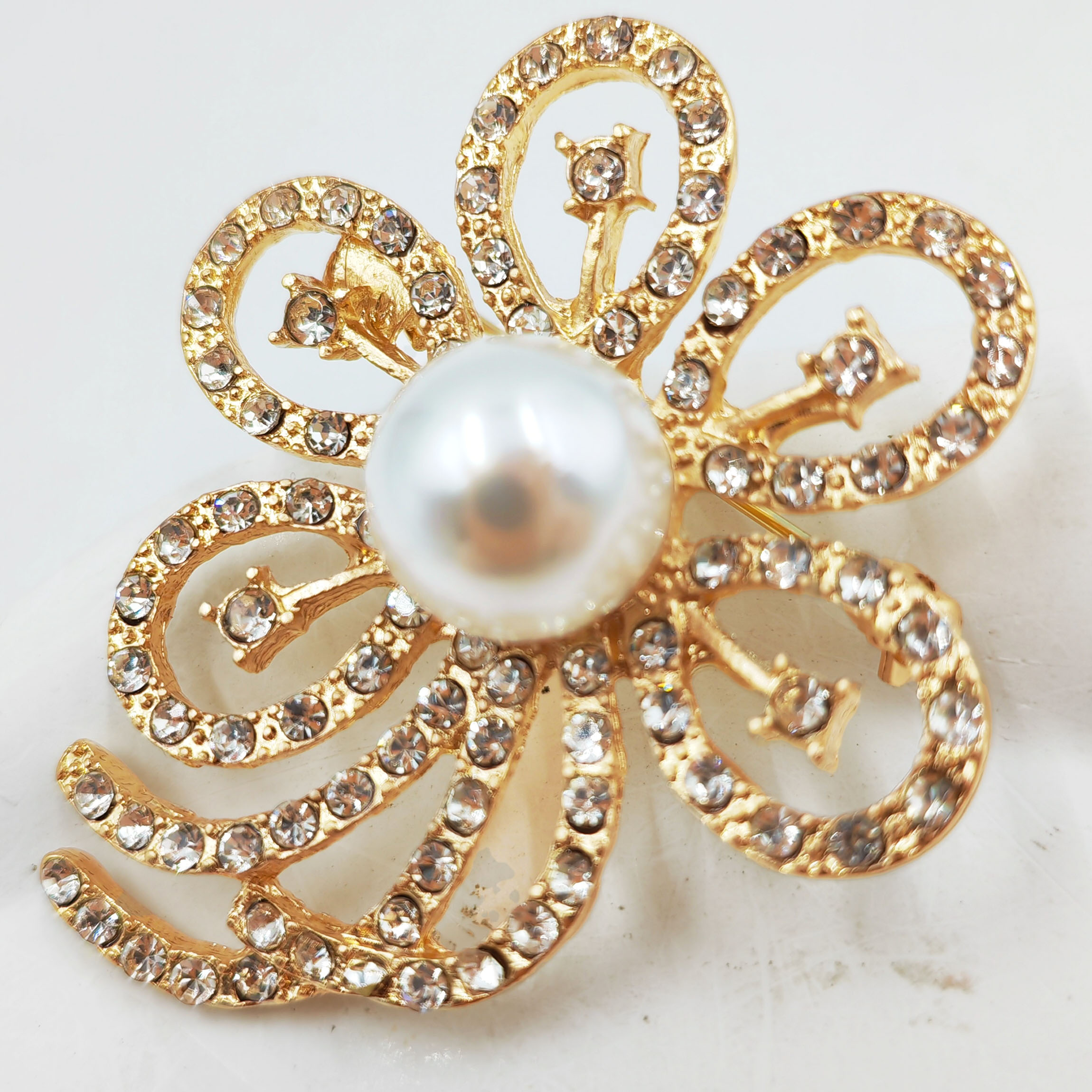 Брошь в полном расцвете