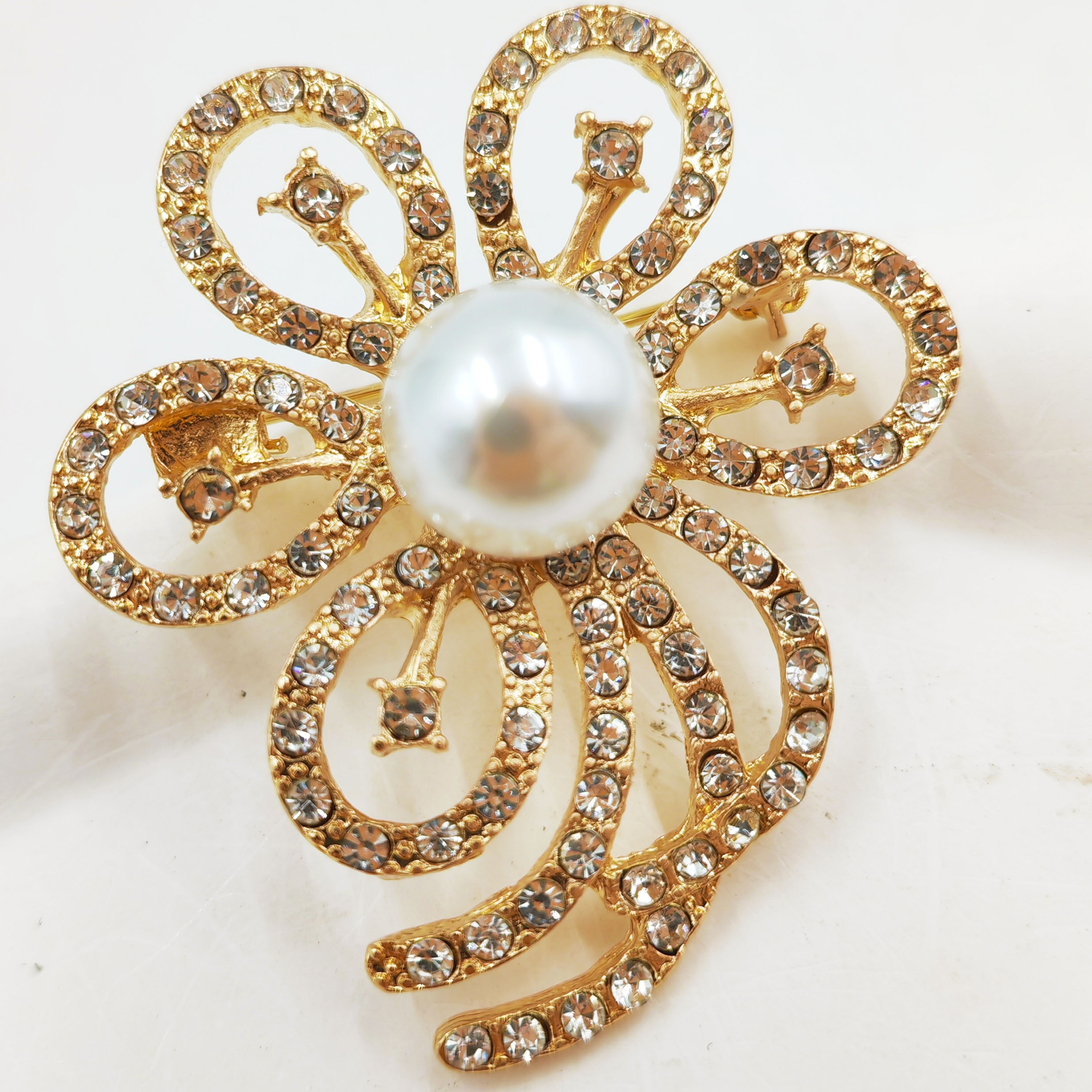 Брошь в полном расцвете