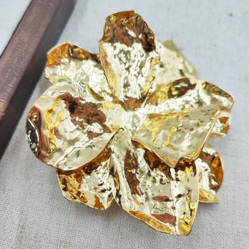 Брошь с лепестками с текстурой, полученной с помощью молотка