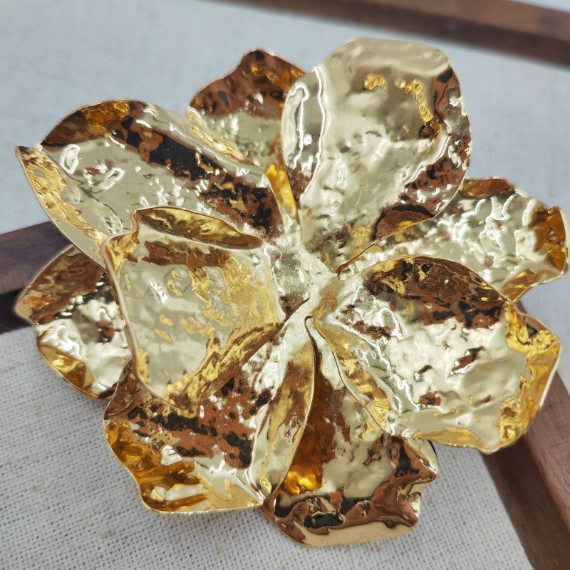 Брошь с лепестками с текстурой, полученной с помощью молотка