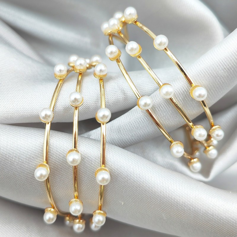 Изящные металлические кольца в сочетании с нежными жемчужными серьгами