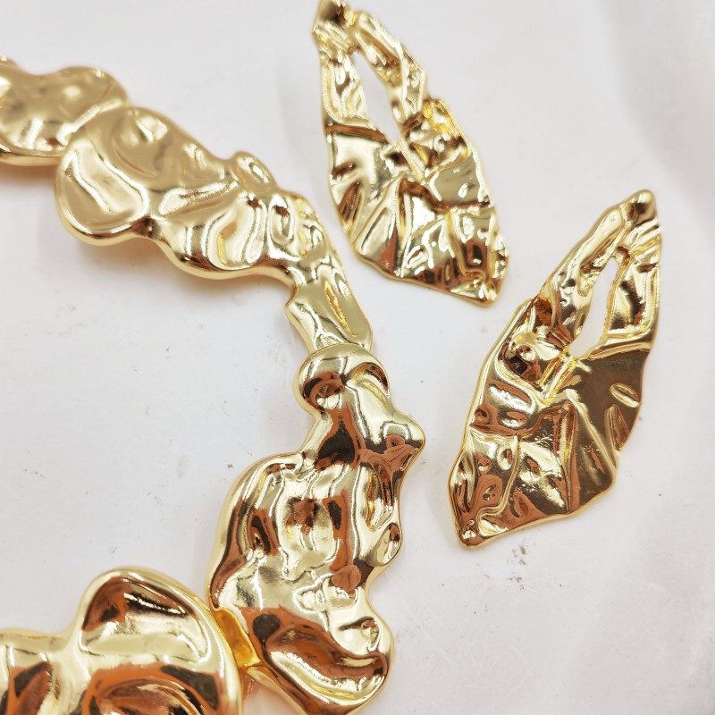 Комплект украшений: колье и серьги с плиссированной текстурой